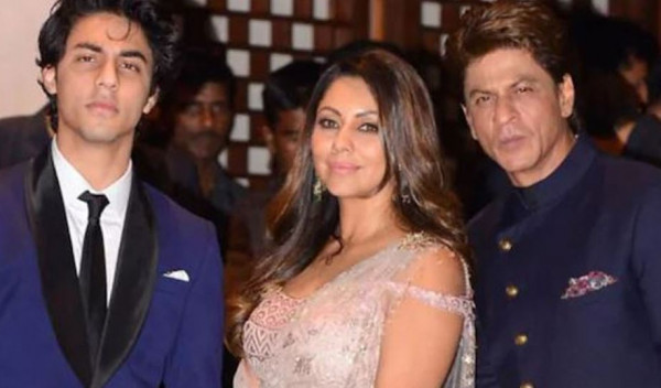 শাহরুখ-গৌরির সঙ্গে ভিডিও কলে অঝোরে কাঁদলেন আরিয়ান