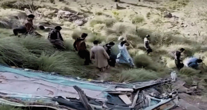 কাশ্মীরে যাত্রীবাহী বাস খাদে পড়ে নিহত ২২