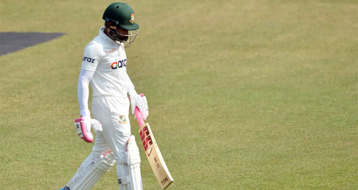 দিনের শুরুই বোল্ড মুশফিক