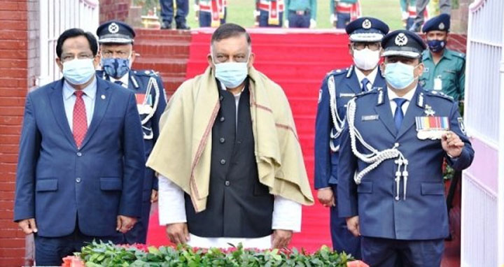 শহীদ পুলিশ সদস্যদের প্রতি স্বরাষ্ট্রমন্ত্রী-আইজিপির শ্রদ্ধা