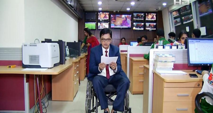 দেশে প্রথম হুইল চেয়ারে সংবাদ উপস্থাপকের অভিষেক