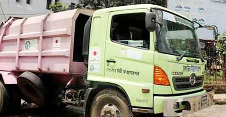 এবার ময়লার গাড়ির ধাক্কায় নারী আহত, চালক আটক