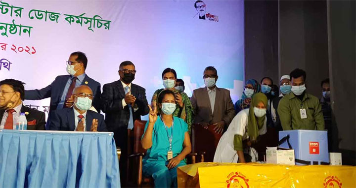 বুস্টার ডোজের উদ্বোধন, শুরুতে নিলেন রুনু বেরুনিকা