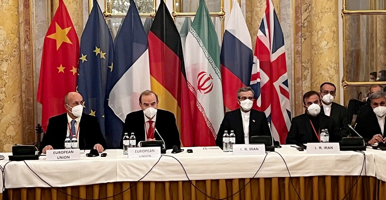 পরমাণু ইস্যুতে আলোচনার মধ্যে মার্কিন নিষেধাজ্ঞায় চটেছে ইরান