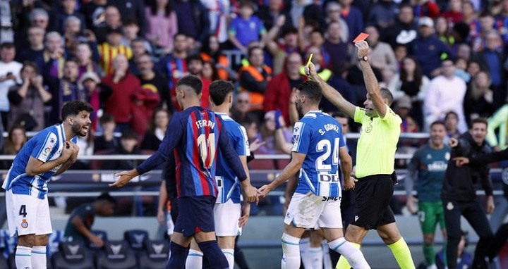 ১২ হলুদ কার্ড ও ২ লাল কার্ডের ম্যাচে রিয়ালকে টপকে শীর্ষে বার্সেলোনা