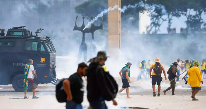 প্রেসিডেন্ট প্যালেস-সুপ্রিম কোর্টে হামলা: ব্রাজিলের সেনাপ্রধান বরখাস্ত