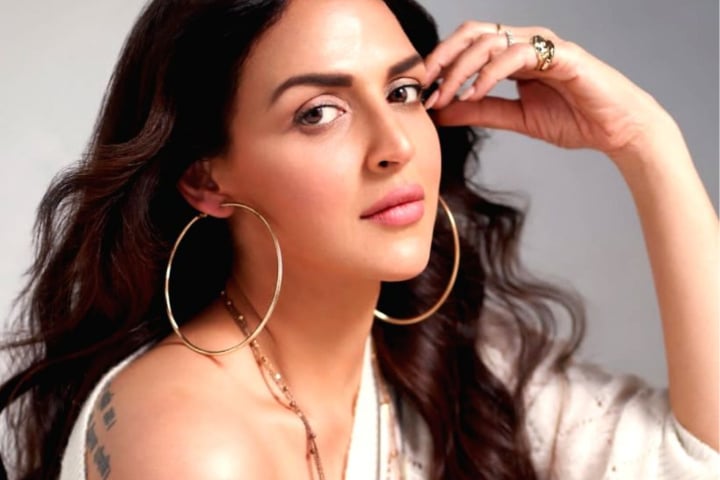 ভক্তদের জন্য চমক নিয়ে ফিরছেন এশা দেওল