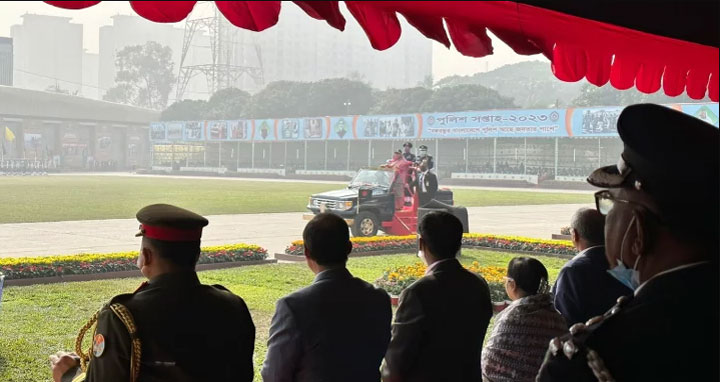 পুলিশ সপ্তাহ : প্যারেডে যোগ দিয়েছেন প্রধানমন্ত্রী
