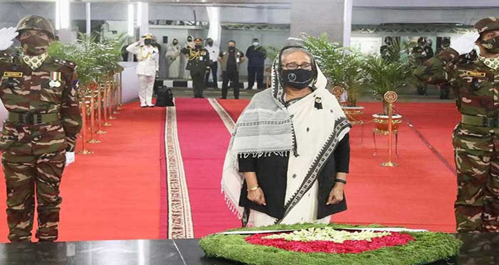 স্বদেশ প্রত্যাবর্তন দিবসে বঙ্গবন্ধুর প্রতিকৃতিতে প্রধানমন্ত্রীর শ্রদ্ধা