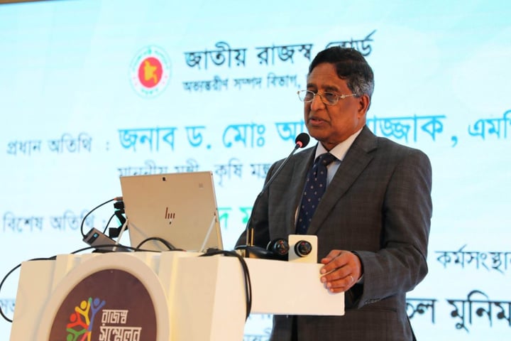 বিদেশে টাকা পাচার বন্ধ করতে হবে : কৃষিমন্ত্রী
