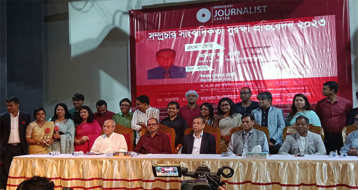 সাংবাদিকদের সুরক্ষায় সরকার বদ্ধপরিকর : আইনমন্ত্রী