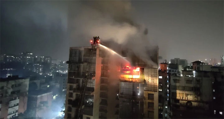 গুলশানে ১২তলা ভবনে আগুন, আটকা পড়েছেন অনেকেই