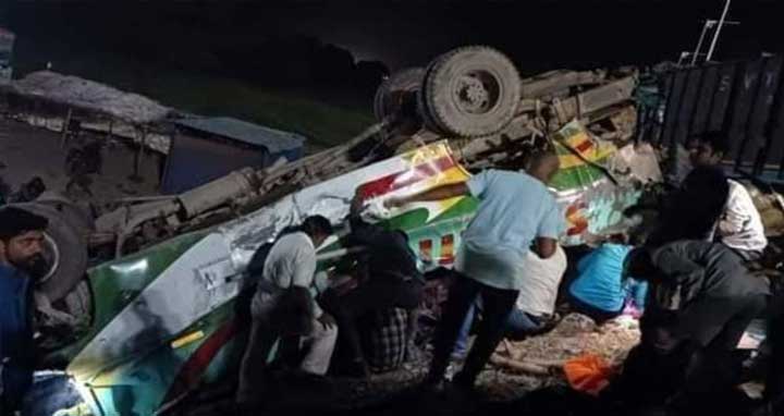 ভারতের মধ্যপ্রদেশে বাস-ট্রাক সংঘর্ষে নিহত বেড়ে ১৪