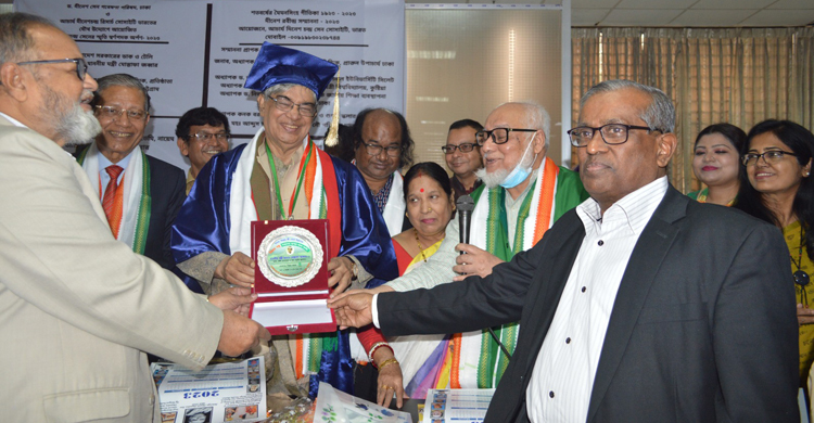 ‘বিজয় বন্ধু’ সম্মাননা পেলেন মোস্তাফা জব্বার
