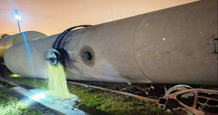 তেলবাহী ট্রেন লাইনচ্যুত, ৫০ হাজার লিটার তেল খালে