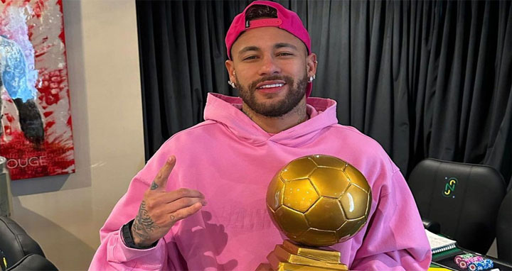 নেইমারের হাতে উঠল ৬ষ্ঠ ‘সাম্বা ডি অর’