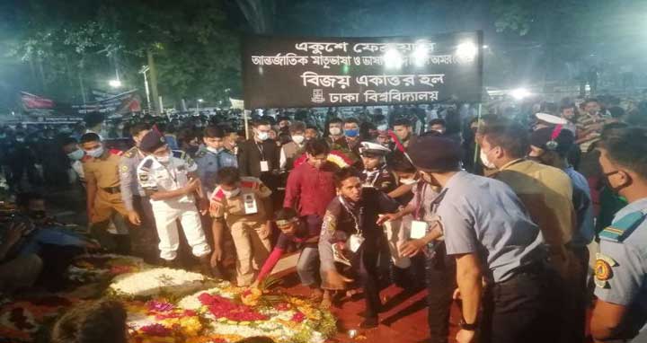 শহীদ মিনারে শ্রদ্ধা জানাতে সর্বস্তরের মানুষ