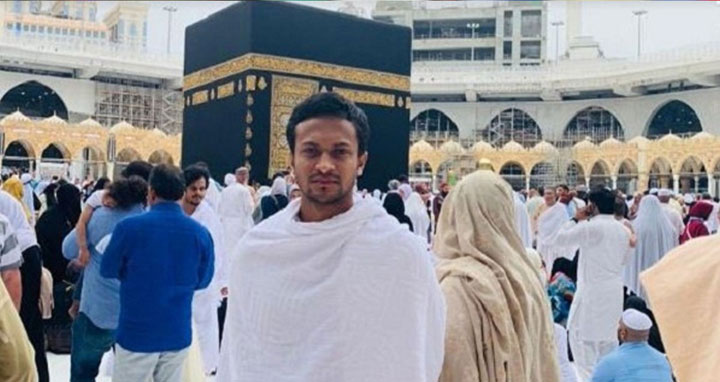 সৌদিতে ওমরাহ করে দেশে ফিরলেন সাকিব