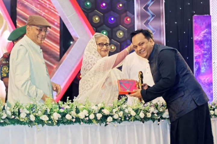 মীর সাব্বিরের মাথায় হাত বুলিয়ে যা বলেন প্রধানমন্ত্রী