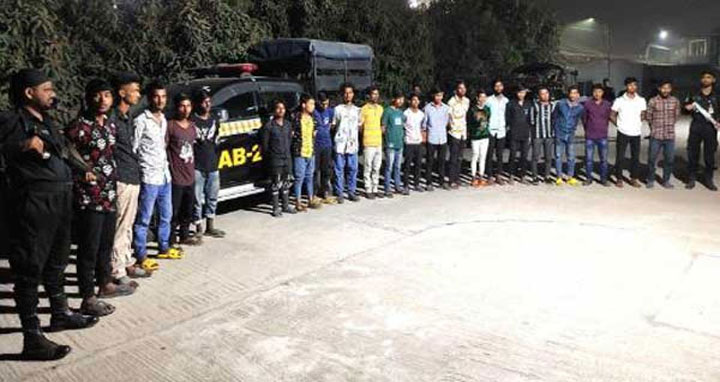 রাজধানীতে বিশেষ অভিযানে ৩০ জন ছিনতাইকারী গ্রেপ্তার