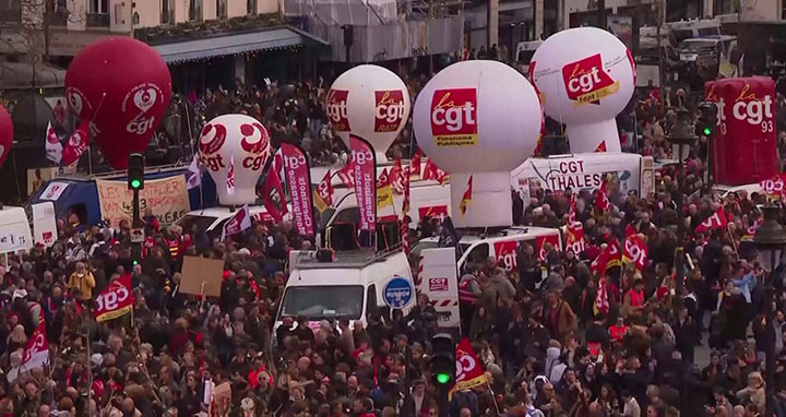 অবসরের বয়সসীমা ইস্যুতে বিক্ষোভে উত্তাল ফ্রান্স