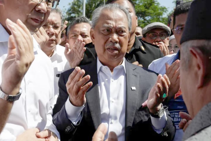 মালয়েশিয়ার সাবেক প্রধানমন্ত্রী গ্রেপ্তার