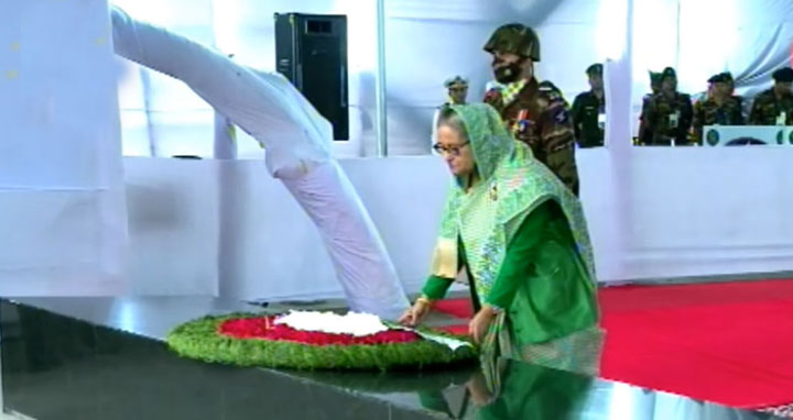 বঙ্গবন্ধুর প্রতিকৃতিতে প্রধানমন্ত্রীর শ্রদ্ধা