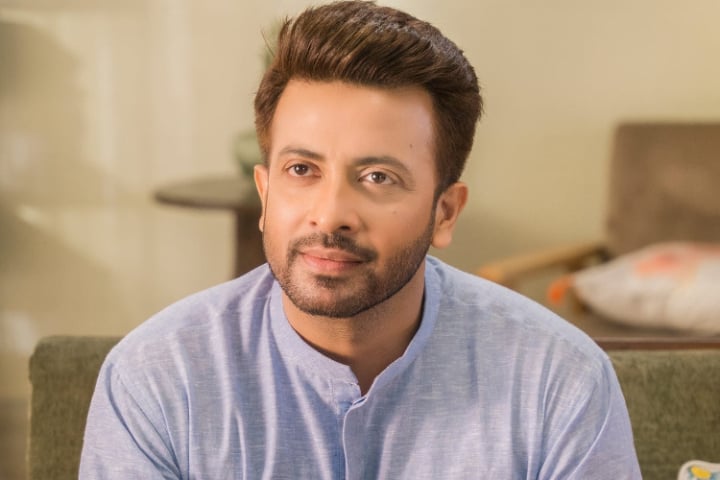 এবার সেই প্রযোজকের বিরুদ্ধে আইনি ব্যবস্থা নিচ্ছেন শাকিব