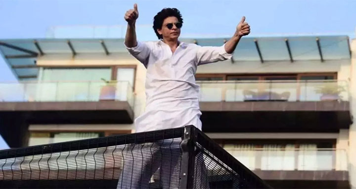 শাহরুখের বাড়িতে অনুপ্রবেশের দায়ে দুই যুবকের নামে মামলা