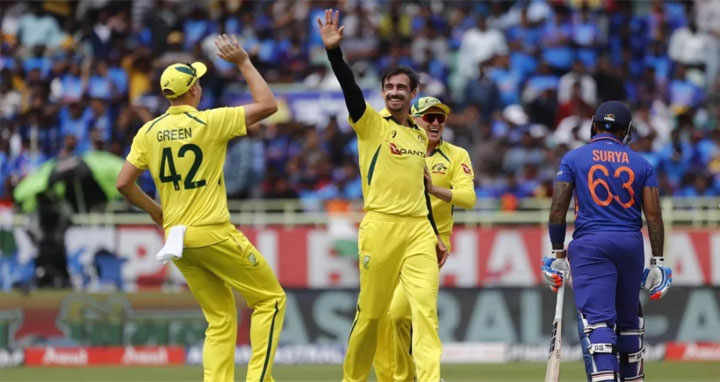 স্টার্কের বোলিং তোপে ১১৭ রানে অলআউট ভারত