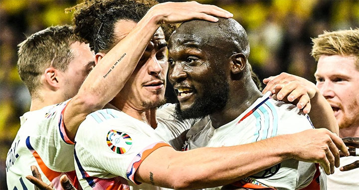 লুকাকুর হ্যাটট্রিকে উড়ে গেল সুইডেন