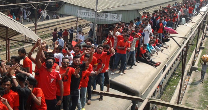 প্রধানমন্ত্রীর জনসভায় যোগ দিতে ট্রেনে মানুষের ঢল