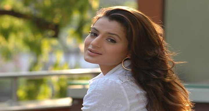 আইনিজটে নাজেহাল আমিশা, অভিনেত্রীর নামে জারি গ্রেপ্তারি পরোয়ানা