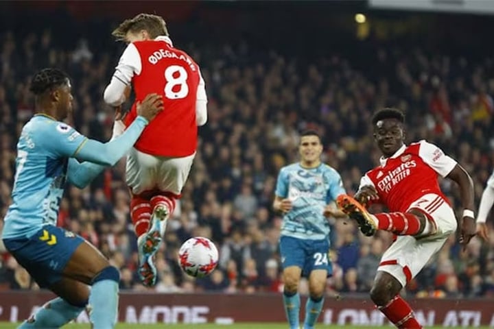 শেষ সময়ের জোড়া গোলে হার এড়ালো আর্সেনাল