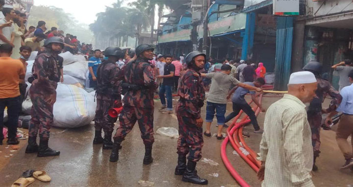 বঙ্গবাজার অগ্নিকাণ্ড : অনাকাঙ্ক্ষিত পরিস্থিতি এড়াতে বিজিবি মোতায়েন