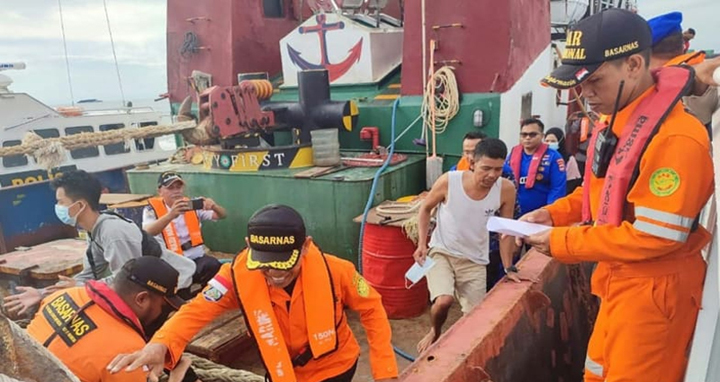 ইন্দোনেশিয়ায় ফেরি ডুবে ১১ জনের মৃত্যু