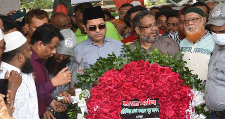 মুজিবনগর দিবসে জাতির পিতার প্রতিকৃতিতে মেয়র তাপসের শ্রদ্ধা