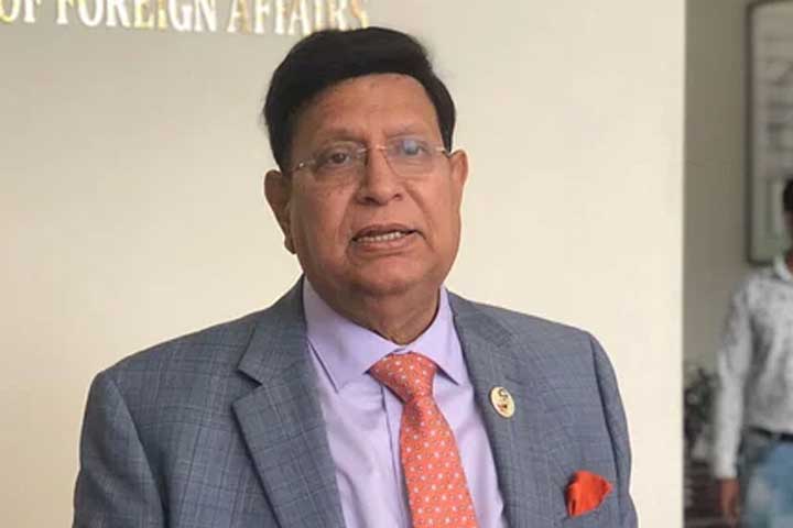 ‘বিদেশিদের কাছে গিয়ে লাভ কী, তারা তো ভোট দেবে না’