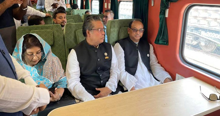 পদ্মা সেতুতে প্রথমবারের মতো চলল ট্রেন