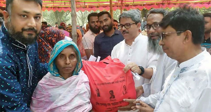 খাদ্যসামগ্রী বিতরণ করলেন পররাষ্ট্র প্রতিমন্ত্রী