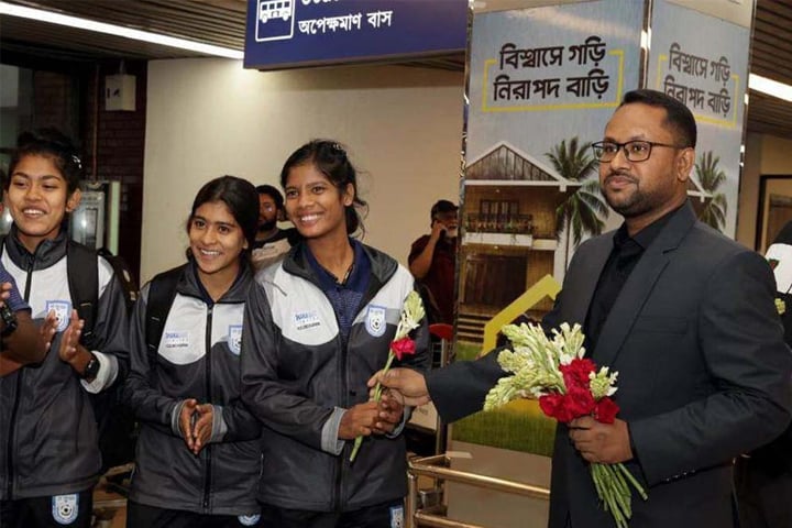 বিমানবন্দরে যুব বাঘিনীদের ফুলেল শুভেচ্ছা