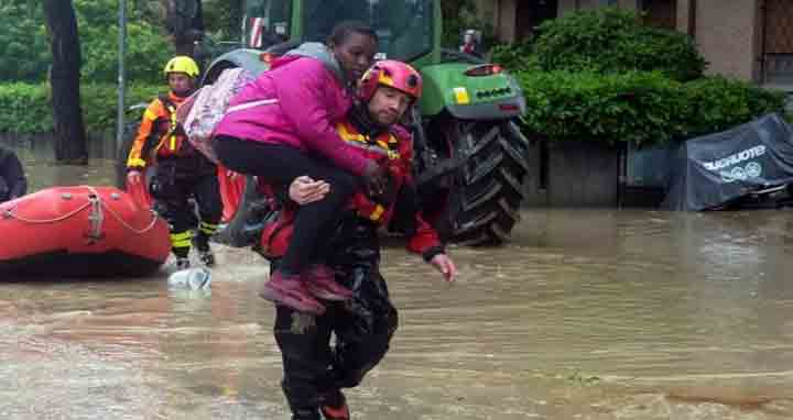 ইতালিতে বন্যায় ১৩ মৃত্যু, ঘরছাড়া ১৩ হাজার