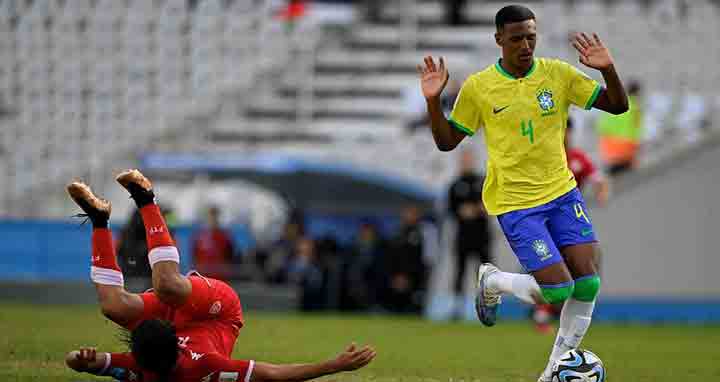 এবার আর্জেন্টিনায় বর্ণবাদের শিকার ব্রাজিলিয়ান ফুটবলার