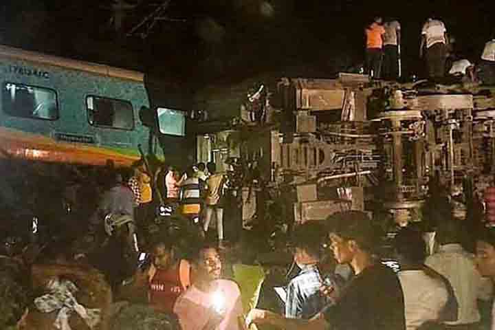 ভারতে ট্রেন দুর্ঘটনায় নিহত বেড়ে ২৩৩, আহত ৯০০