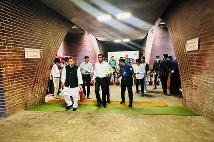 লাল ব্রিফকেস হাতে সংসদে অর্থমন্ত্রী