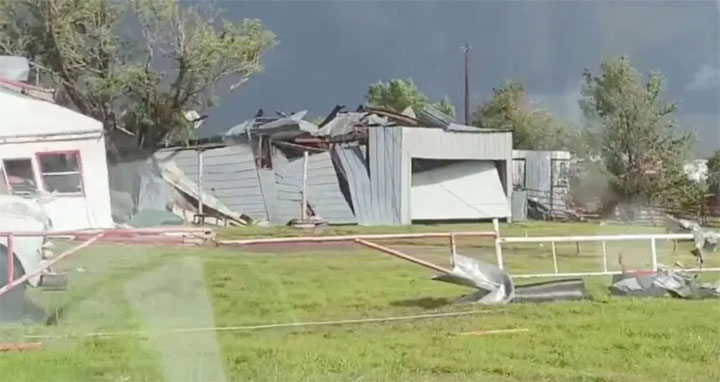 টেক্সাসে টর্নেডোতে উড়ে গেছে ঘরবাড়ি, নিহত ৩