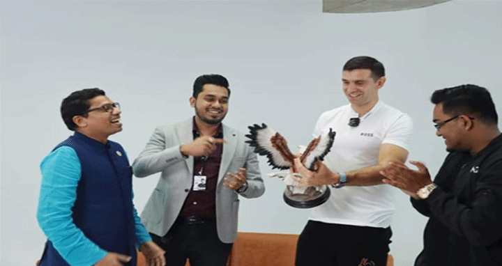 মার্টিনেজকে নৌকা ও বঙ্গবন্ধুর বই উপহার