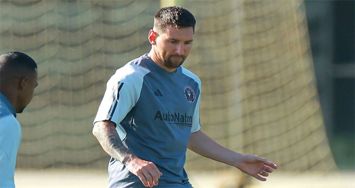 এক দিন আগেই শেষ মেসির অভিষেক ম্যাচের টিকিট