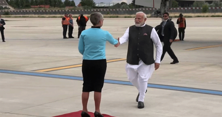 ফ্রান্স সফরে ভারতের প্রধানমন্ত্রী