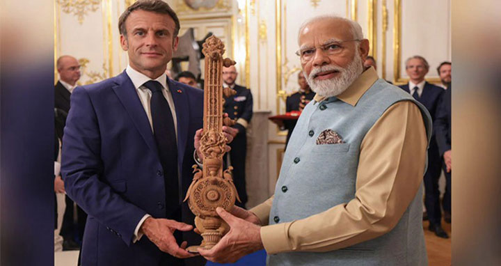 ম্যাক্রোঁকে সেতার ও তার স্ত্রীকে শাড়ি উপহার দিলেন মোদী